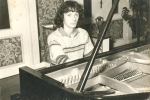 Au piano vers 16 ans
